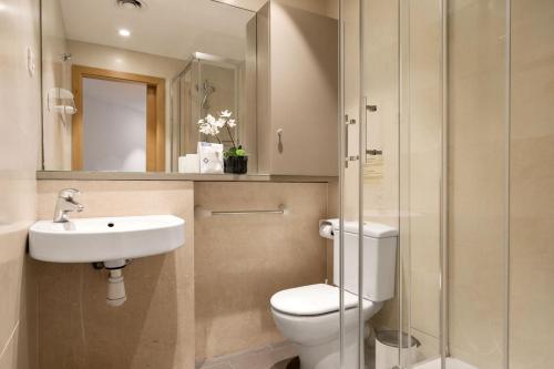 Fisa Rentals Gran Via Apartments - image 2