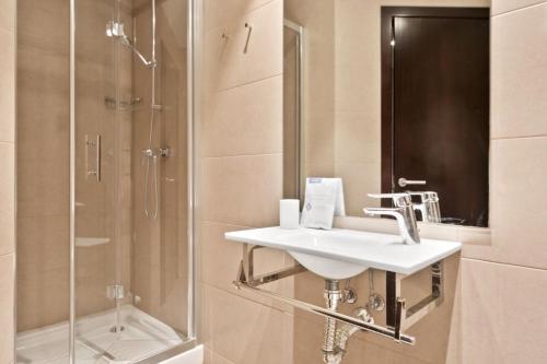 One-Bedroom Apartment image 2
