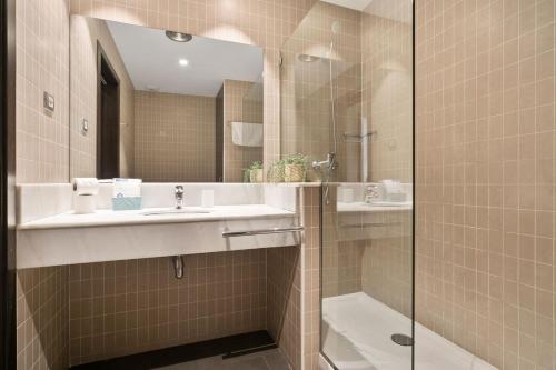 Fisa Rentals Gran Via Apartments - image 12