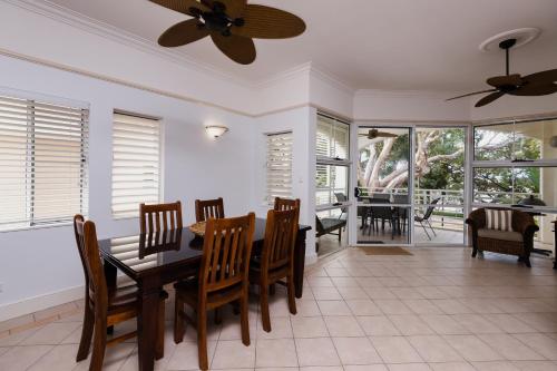 Instalaciones, Villa Beach Palm Cove in Playa Clifton