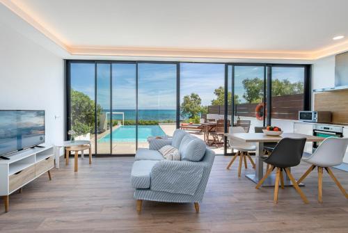 صالة مشتركة/ منطقة التلفزيون, Tamarells A By homevillas360 in سانتا مارجاليدا