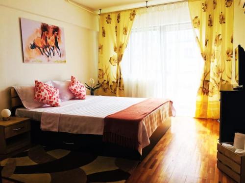 City Center Unirii Square Private rooms with City View - Shared Amenities Bucharest