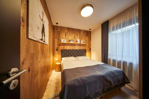 1 queen bed, 1 sofa bed