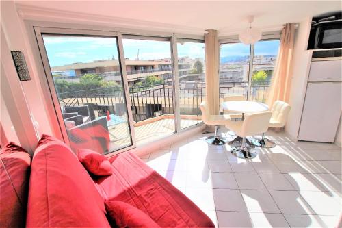 Nice apartment last floor with terrace and clear view on the sea