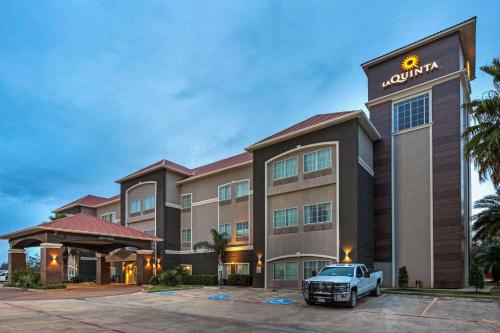 La Quinta by Wyndham Alvin - image 4