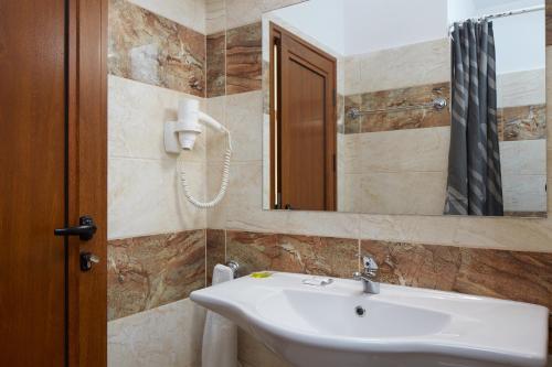 One-Bedroom Suite with Balcony image 3