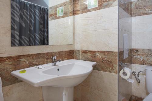 One-Bedroom Suite with Balcony image 2