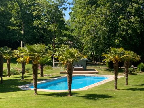 Red River Stables - Peaceful, beautiful grounds, swimming pool, central location for West Cornwall