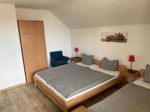 1 double bed, 2 twin beds