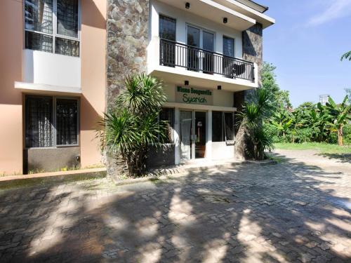 Entrance, RedDoorz Syariah Plus @ Wisma Bougenville Karawaci in Karawaci