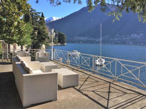 Villa Lucia Laglio with private dock 