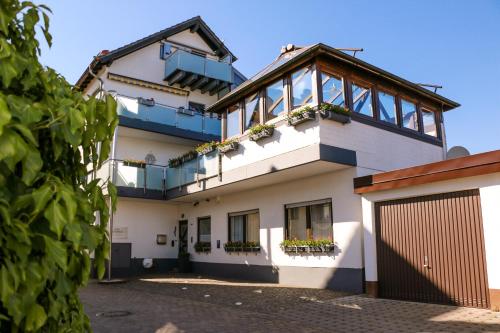 Haus Storck mit Parkplatz und im EG angenehm kühl in Neustadt an der Weinstraße, Deutschland