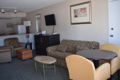 2 queen beds, 2 sofa beds