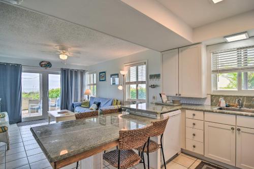 Breezy & Beachy Belleair Condo: 12 Steps to Shore! in Belleair Beach (Florida)