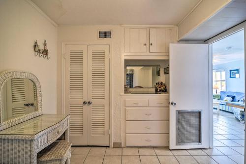 Breezy & Beachy Belleair Condo: 12 Steps to Shore! in Belleair Beach (Florida)