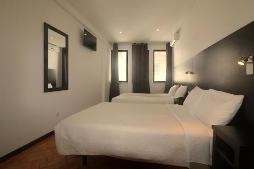 1 double bed, 2 twin beds