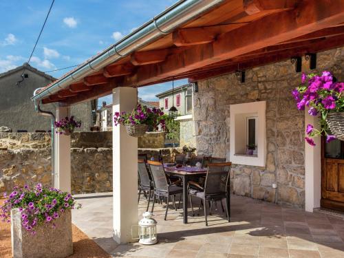  Stylish Villa in Milohnici with Private Terrace, Ferienwohnung in Krk