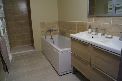 Gite en Ardeche en face de la riviere in Usclades-et-Rieutord