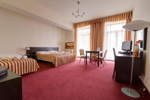 2 twin beds, 1 sofa bed