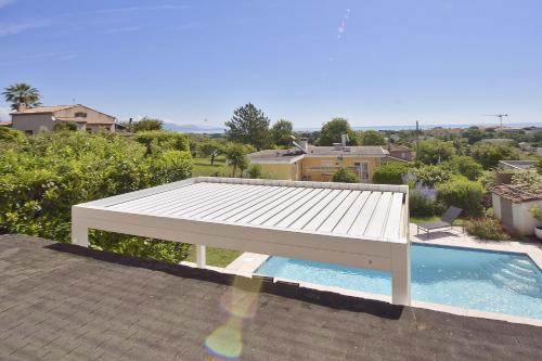 Family house for 6 Swimming pool and sea view in the heart of Antibes