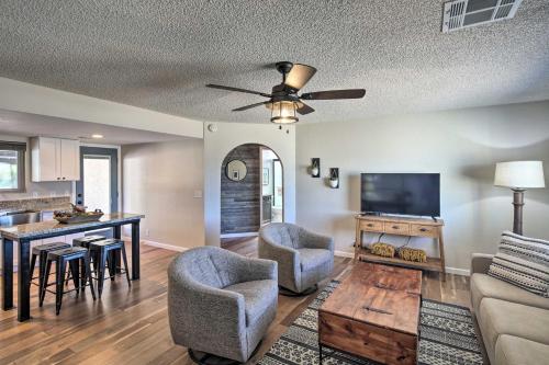 Updated Home with Patio 5 Mins to Lake Havasu! - image 5