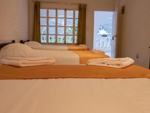 4 twin beds