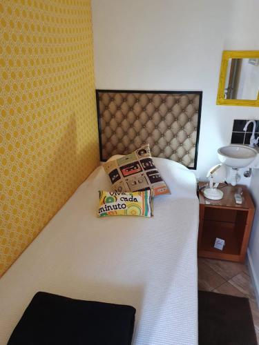 Standard Single Room with Shared Bathroom image 4