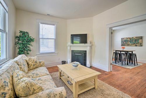 Cozy Cottage Walk to River, Dining, and Museums!