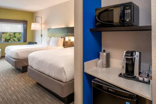 Holiday Inn Express Hotel & Suites Jacksonville East an IHG Hotel - image 2