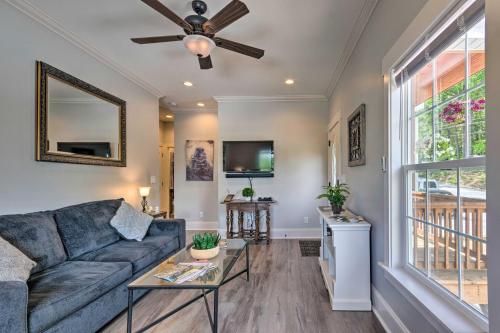Hendersonville Apt with Deck Walk to Main Street! in Hendersonville, USA