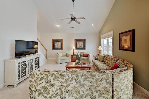 Oceanside Village Retreat with On-Site Pool Near Beach home - image 3