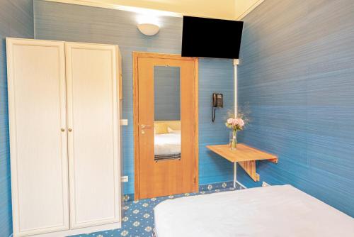 Single Room image 3