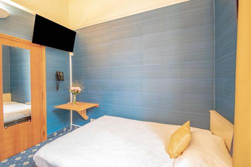 Single Room image 5