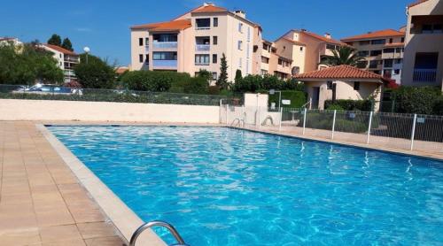 Frejus balcon des arènes studio 5e étage piscine clim tennis