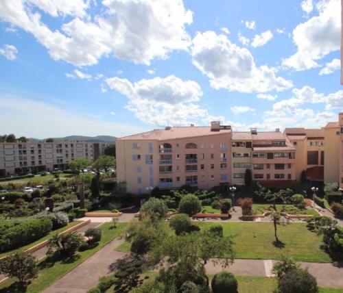 Frejus balcon des arenes 5e etage piscine clim tennis