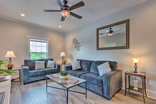 Hendersonville Apt with Deck Walk to Main Street! in Hendersonville, USA