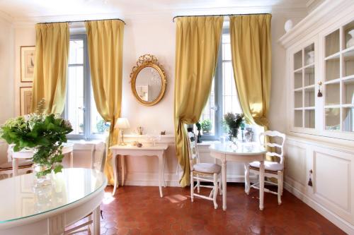 Les Quatre Dauphins - image 9