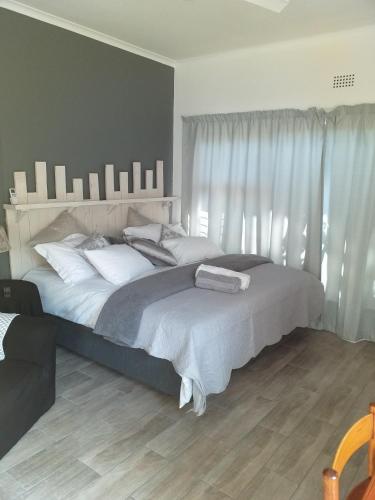 19 on Micro Avenue, Strand