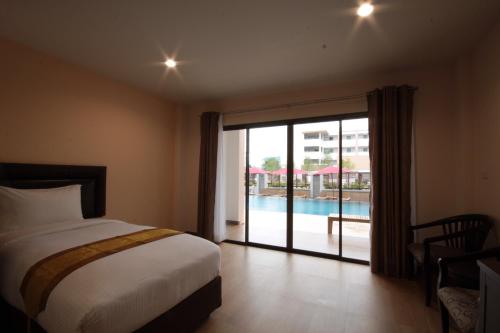 Paragon Suite Resort in Thep Prasit