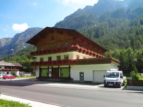 Pension Nina & Gasthof Alpenrose in Gschnitz