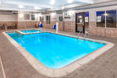 La Quinta by Wyndham Rifle - image 2