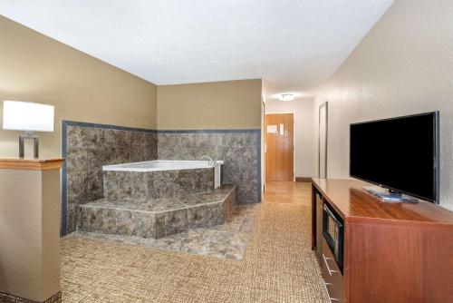 Comfort Inn & Suites Cincinnati Eastgate