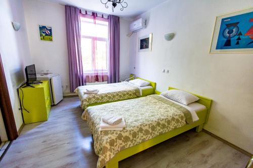 2 twin beds