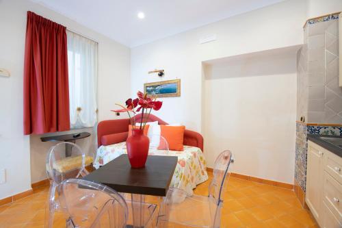 Amalfi Old Square room & apartments , 73 steps from the street 4