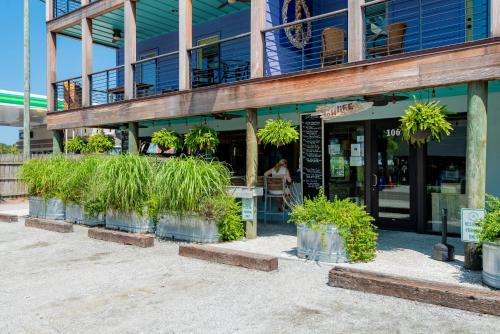 NEW Folly Vacation Listing Perfect Purple Palace Apt A - image 9