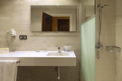 Habitación doble de 1 o 2 camas, vista parcial al mar
