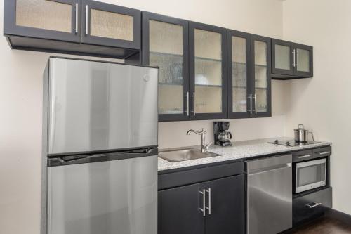 One-Bedroom Suite with King Bed Mobility Access Tub - Non-Smoking