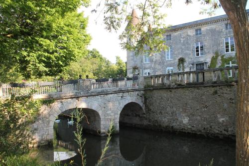 Château atypique proche Bordeaux gîte à louer Cavernes