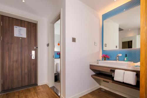 room detail thumbnail 2