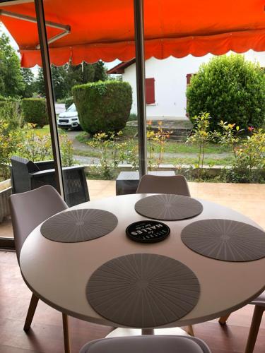 . Appartement cosy, en rez de chaussée, en plein centre de CAmbo les Bains